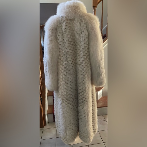 Elegant White Fox Fur Coat With Brownish Fur Markings - Picture 8 of 11